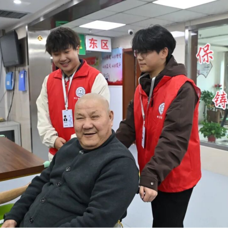 “藝暖養老院，愛潤夕陽紅”